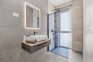Douche, séchoir à cheveux, serviettes fournies, shampooing