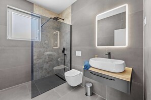 Ducha, secador de pelo, toallas