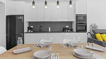 ثلاجة، ميكروويف، فرن، موقد طهي مسطح