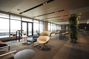 Interior - Spacious Modern Room w/ Kitchenette + Large Windows in Brossard – Walk to Shops (Brossard)