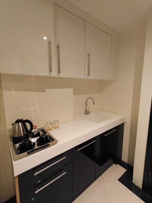 Deluxe Studio Suite, Balcony, Garden View | Private kitchen