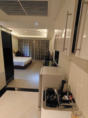 Suíte estúdio luxo, sacada, vista para o jardim | Cofres nos quartos, ferros/tábuas de passar roupa, Wi-Fi de cortesia