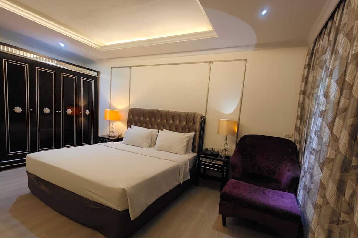 Suíte estúdio luxo, sacada, vista para o jardim | Cofres nos quartos, ferros/tábuas de passar roupa, Wi-Fi de cortesia