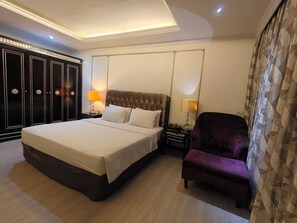 Deluxe Studio Suite, Balcony, Garden View | In-room safe, iron/ironing board, free WiFi