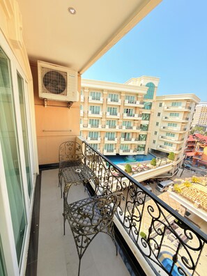 In-room safe, laptop workspace, iron/ironing board, free WiFi