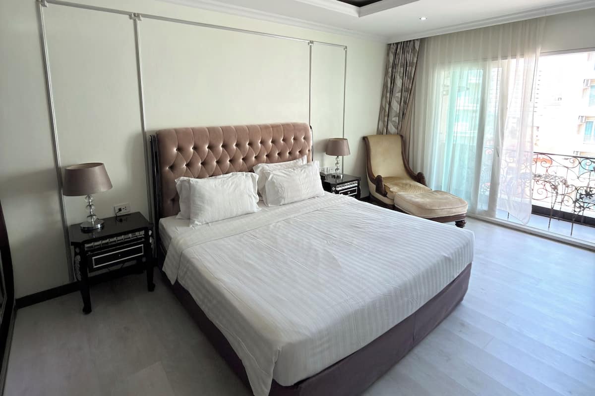 Estudio, 1 cama doble, balcón, vistas a la piscina | Caja fuerte y espacio para trabajar con un portátil