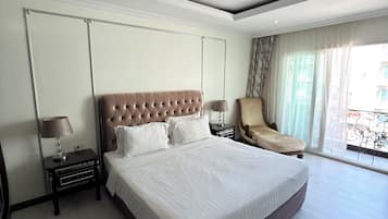 Estúdio, 1 cama de casal, sacada, vista para a piscina | Cofres nos quartos, espaço de trabalho para notebook