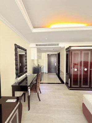 Estudio, 1 cama doble, balcón, vistas a la piscina | Zona de estar