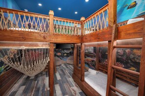 5 chambres, bureau, fer et planche à repasser, lit de bébé portatif