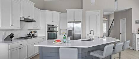 Køleskab, mikrobølgeovn, ovn, kogeplade