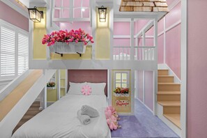 5 chambres, bureau, fer et planche à repasser, lit de bébé portatif