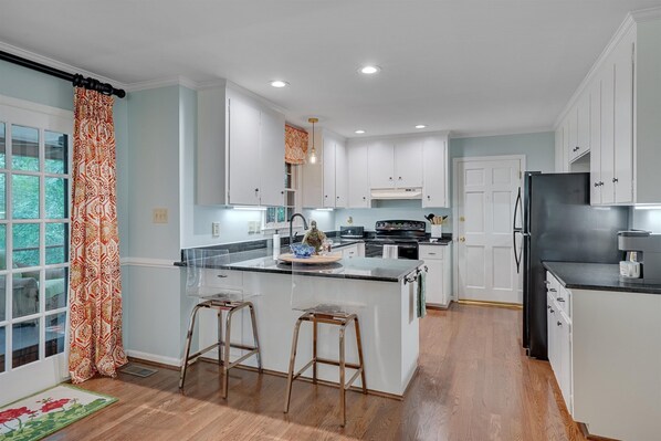 ميكروويف، فرن، موقد طهي مسطح، غسالة أطباق