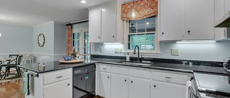 Een microgolfoven, een oven, een kookplaat, een vaatwasser