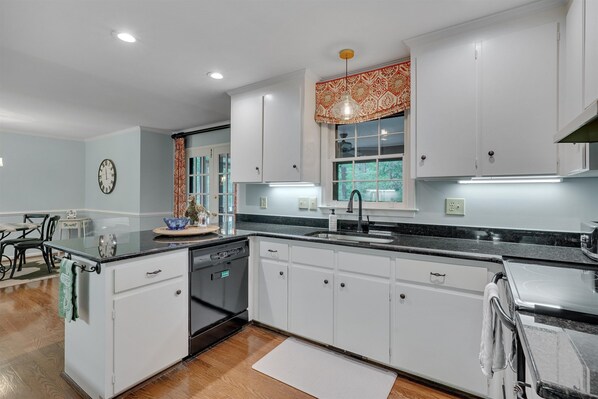 Microondas, horno, parrilla de estufa y lavavajillas