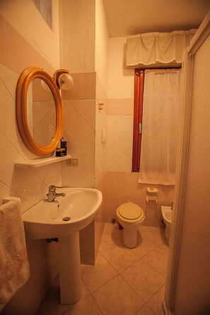 Shower, towels - Cozy apartment near the beach (Rosolina Mare)