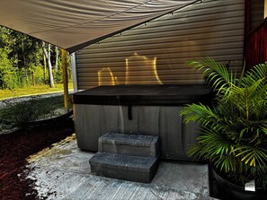 Outdoor spa tub - Charming peaceful 3-bedroom cottage on a partially wooded acre in Dunnellon. (Dunnellon)
