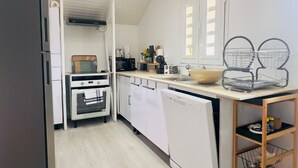 Cafeteira/chaleira, geladeira, micro-ondas, fogão