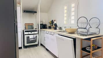 Jääkaappi, mikroaaltouuni, uuni, liesi