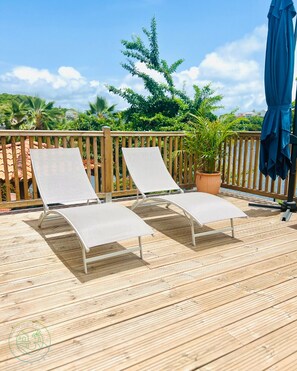 Property grounds - Bungalow with modern comforts, seafront, for 2 to 4 people, not overlooked (Le Robert)