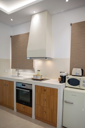 Two Bedroom Villa with Private Pool, II | Dapur peribadi | Peti sejuk, ketuhar gelombang mikro, ketuhar, dapur