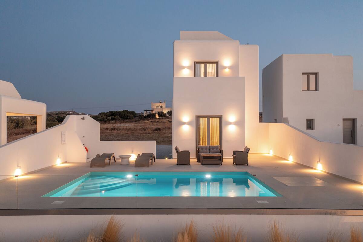 Two Bedroom Villa with Private Pool, III | Tabla de planchar con plancha, wifi gratis y decoración personalizada 
