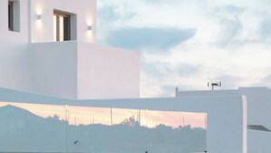 Un bâtiment moderne doté d’un escalier menant à un toit plat.