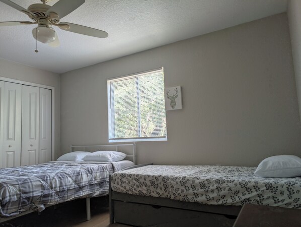 3 bedrooms, iron/ironing board, WiFi, bed sheets