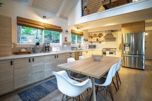 Fridge, microwave, oven, stovetop - Raccoon Den - Lakemont Retreat! (Arnold)
