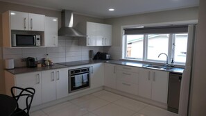 Fridge, microwave, oven, stovetop - Spacious 2BR Home in Avondale (Auckland)