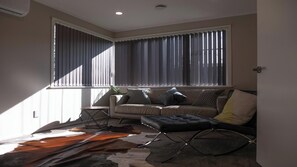 TV - Spacious 2BR Home in Avondale (Auckland)