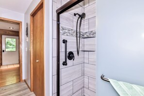 Shower - Stepaway Vacation Rentals- Hawk's Nest (Saint Germain)