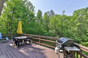 Outdoor dining - Stepaway Vacation Rentals- Hawk's Nest (Saint Germain)