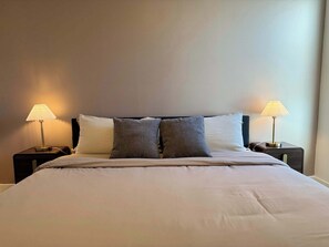 1 habitación, escritorio, tabla de planchar con plancha y cuna de viaje