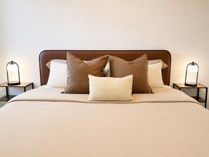1 bedroom, desk, iron/ironing board, travel cot - Bright Apt 10 Min to Disneyland w/ Pool & Gym (Santa Ana)