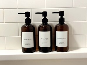 Douche, sèche-cheveux, serviettes fournies