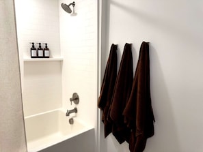 Dusche, Haartrockner, HandtĂŒcher