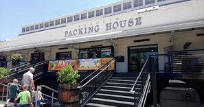 Exterior - Bright Apt 10 Min from Disneyland With Pool & GYM (Santa Ana)