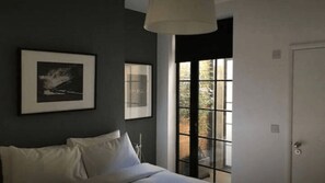 Tabla de planchar con plancha, acceso a internet y ropa de cama