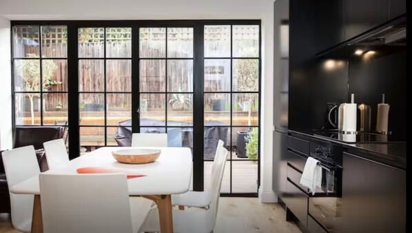 Refrigerador, microondas, horno, placa de cocina