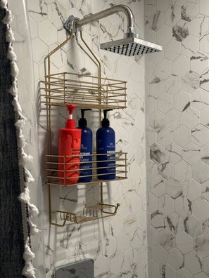 Sèche-cheveux, serviettes fournies, savon, papier toilette