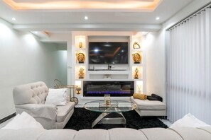 TV - Spacious 3-bedroom apartment in Nairobi with fitness room near CBD-Sandalwood (Nairobi)