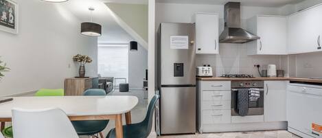 Køleskab, mikrobølgeovn, ovn, kogeplade