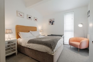 3 bedrooms, desk, iron/ironing board, travel cot - Enchanting 3BD Home Coop-Etihad & Free Parking (Greater Manchester)