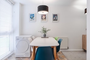 Dining - Enchanting 3BD Home Coop-Etihad & Free Parking (Greater Manchester)