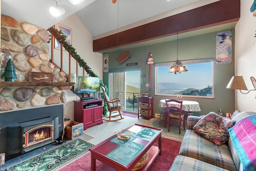 New Listing! Ski Schweitzer | Spacious Townhome + Village Access