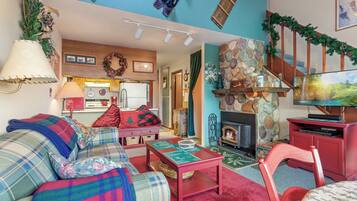 Een televisie en een open haard