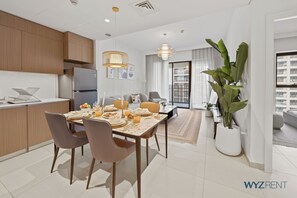 Appartement Standard, vue ville | Cuisine privée | Cafetière/bouilloire, bouilloire électrique, grille-pain, chaise haute