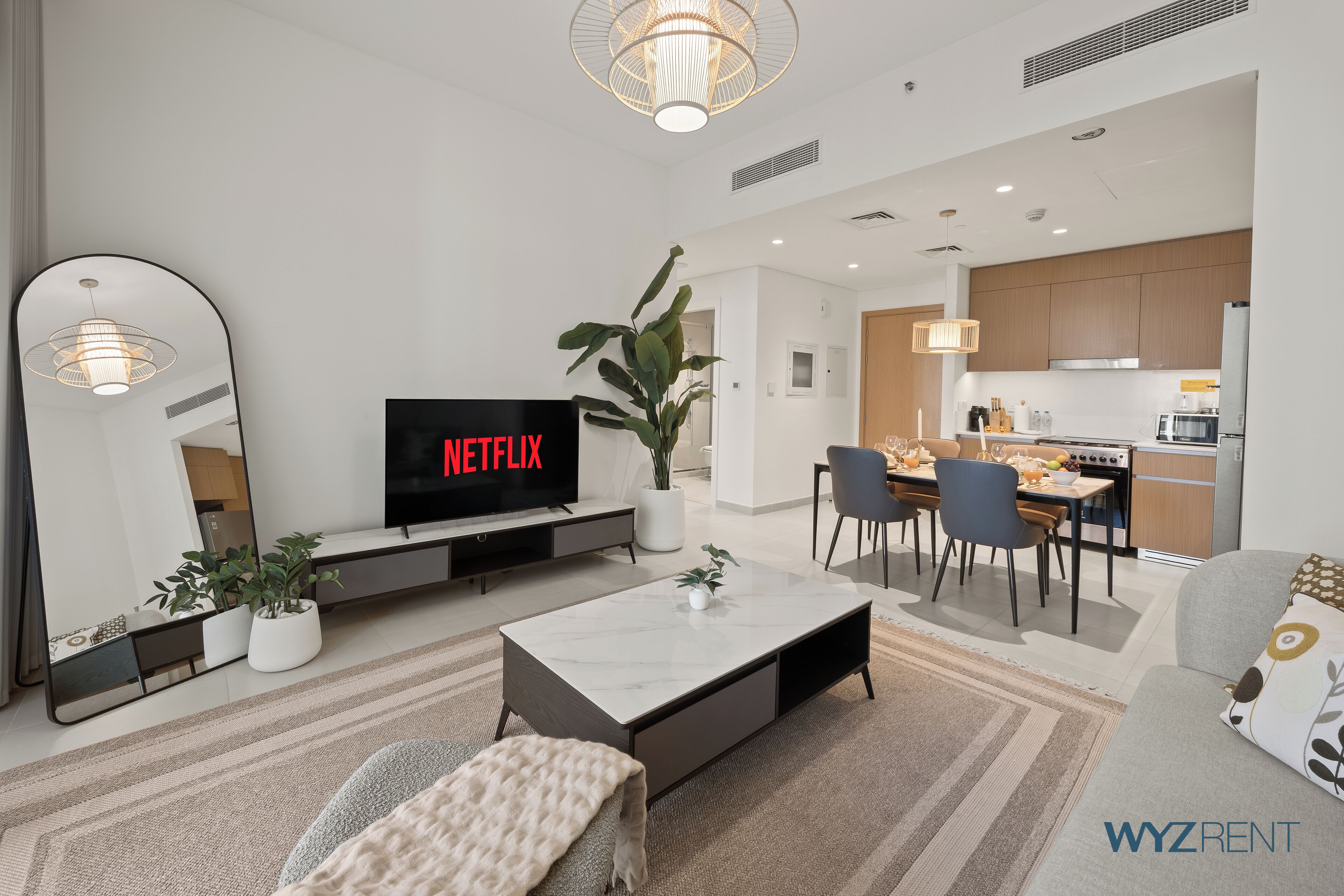Appartamento Standard, vista città | Area soggiorno | Smart TV 55 pollici con canali digitali, Netflix, servizi in streaming