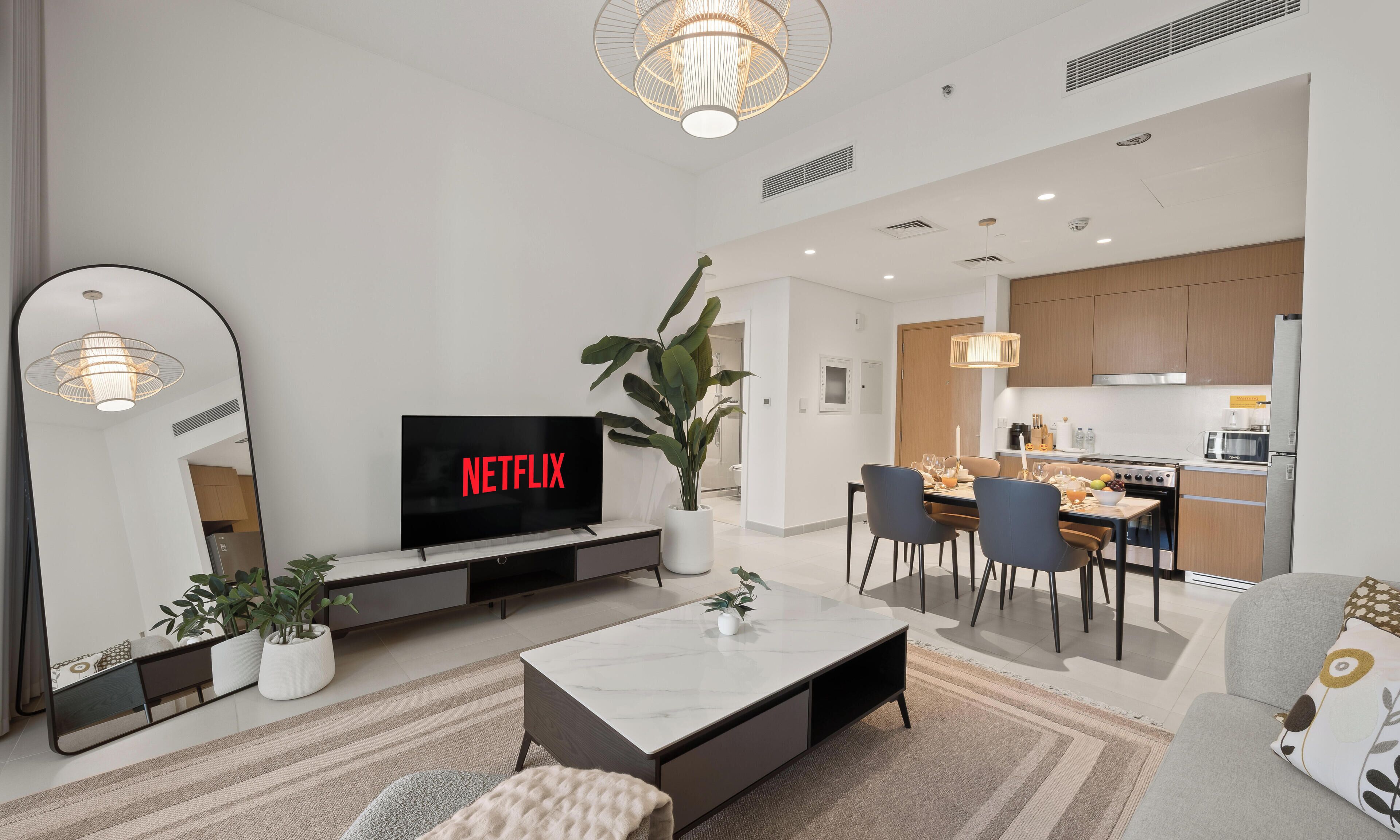 Apartemen Standar, pemandangan kota | Area keluarga | Smart TV 55-inci dengan saluran TV digital dan Netflix
