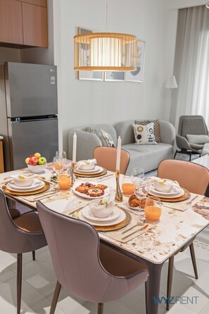 In-room dining - WYZ RENT|Earthy Elegant 1BR Surf 2 Creek Beach (Dubai)
